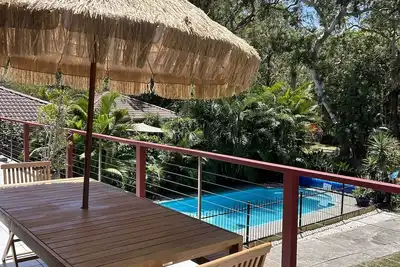 Image de Hawks Nest Forest House avec une piscine