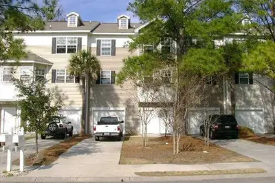 Image de 3bd / 3. 5bath Spacieux, magnifique avec garage, quai du lac dans la communauté. Emplacement! ! !