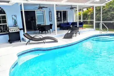 Détendez-vous dans notre piscine privée chauffée à Water View Villa