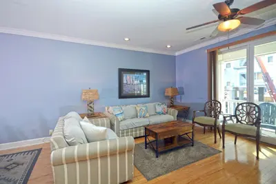 Image de Maison de ville luxueuse de 3 chambres, idéale pour les réunions de famille, près de la promenade, avec garage pour 2 voitures et WiFi gratuit à quelques pas de la plage!