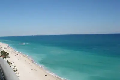 Image de Vivez le concepteur ultime face Ă la mer 2 chambres 2. 5 condo de bain sur la plage