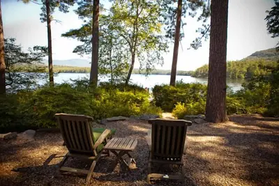 Image de Lac Squam, vues spectaculaires sur les montagnes, retraite de vacances parfaite.