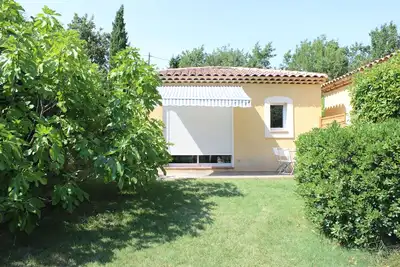 Image de Studio avec terrasse, jardin et piscine