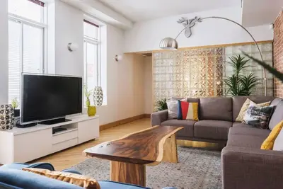 Image de Chalet de ville: marches menant au Quartier des spectacles, McGill, climatisation centrale, stationnement $