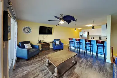 Image de Nouveau condo de 4 chambres à coucher 2 salles de bain au bord de l’eau pouvant accueillir jusqu’à 10 max C111