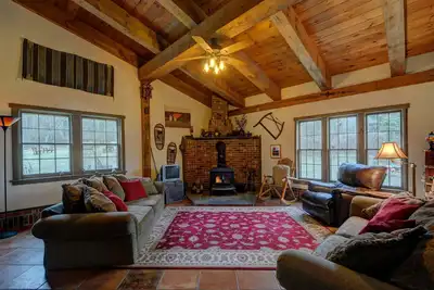 Image de Grange convertie confortable sur isolée 6. 5 acres