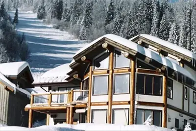 Image de Ski in / out, bain à remous, vues, 2400 ’, voté 1 des 10 Meilleurs Chalets en Colombie-Britannique par bcmag. c