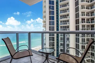 Image de Condominium en bord de mer avec vue imprenable et accès à la plage