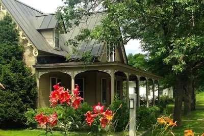 Image de Historic Maple Street Dairy-Charme et commodité dans le village de Stowe