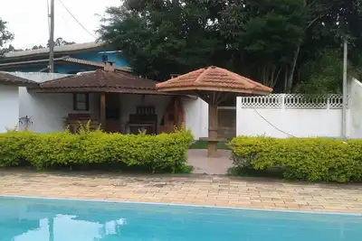 Image de Chacara Avec Piscine Et CHEMINÉE Parmi Les Collines