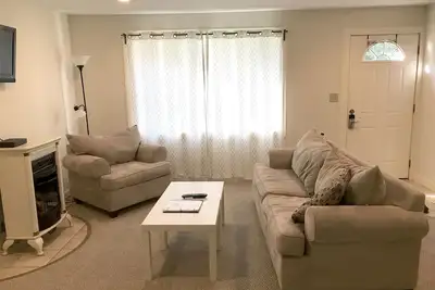Image de Condo Berkshires moderne et confortable (minutes de Kripalu, Tanglewood, Great Barr & Lenox)