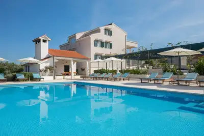 Image de Villa spacieuse avec piscine privée, bar et sports
