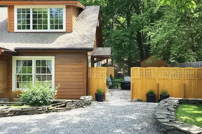 Image de Luxe / refuge romantique avec vue sur le ruisseau + mtn: 5 minutes à pied du village!
