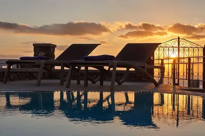 Image de Parfait pour les familles et le Groupe des Amis. Incroyable Caldera View. Piscine privée.