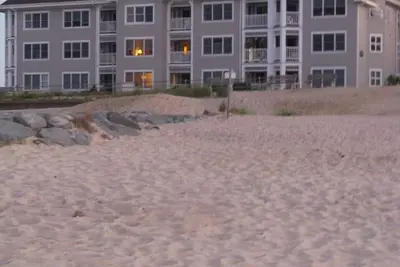 Image de Martha's Vineyard Beachfront Condo Ă Oak Bluffs