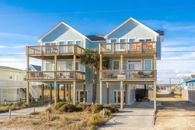 Image de 4 Br Duplex sur la 2e rangée offre une vue magnifique sur l'océan, ascenseur et bien plus encore! - Sunchaser