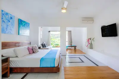 Image de Incroyable Master Suite avec grande terrasse près du terrain de golf