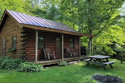 Image de Chalets en bois rond confortables situés dans les montagnes vertes du Vermont