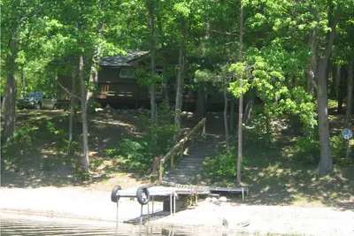 Image de Maison de vacances au bord du lac avec grande cour et FirePit