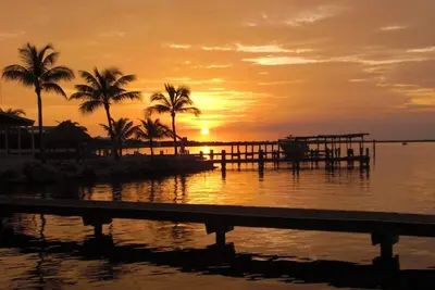Image de Meagan's Beach House - Bayfront Home avec le lever et le coucher de soleil spectaculaires