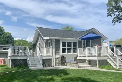 Image de Récemment rénové, charmant, Cottage w \/ Waterview-Fire Pit-Short Promenade à la plage privée