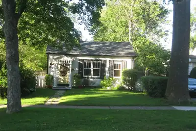 Image de Luxe 1 835 Cottage à Niagara on the Lake. À quelques pas du centre et du théâtre Shaw.