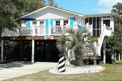 Image de Oceanside House, excellents commentaires, 5 min à pied de la plage, plan d'étage ouvert spacieux! ! !