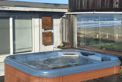 Image de Ocean Front / Hot Tub / Hot Rock Sauna / Animaux / 2 Ngt min / Accès en fauteuil roulant.