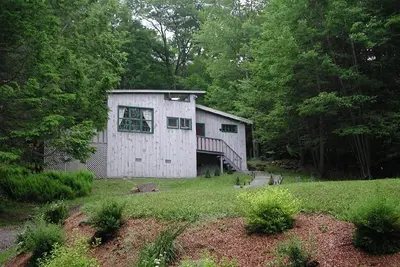 Image de Charmant chalet de campagne à Woodstock avec bain à remous extérieur. Très privé.