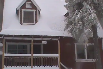 Image de Chalet de montagne confortable dans la région de Running Springs, en Californie
