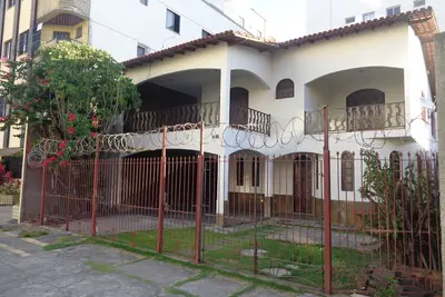 Image de Maison w / 5 chambres et 2 suites, barbecue et 3 places de parking