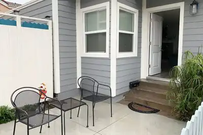 Image de Maison de plage rénovée fraîche à moins de 2 pâtés de maisons de la plage et de la rue principale!