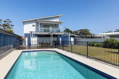 Image de Beach King maison familiale avec une magnifique piscine et cubby maison près de la plage
