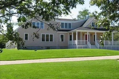 Image de Nouvelle maison personnalisée avec grande piscine chauffée Gunite et spa et foyer