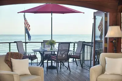 Image de Boat House - Sur une plage semi-privée, construite comme un voilier personnalisé avec cheminée!