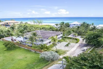 Stonesthrow: Une belle maison de cinq chambres à quelques pas de la plage