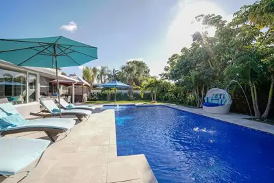 Image de Oasis tropicale chauffée piscine au sel et bain à remous à Wilton Manor