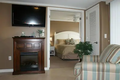 Image de Bay Front Condo w / Pool Un bloc de la plage!