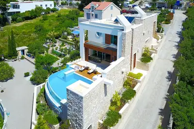 Image de Villa de luxe avec piscine à débordement à Brela