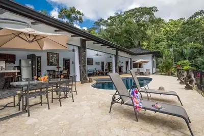 Luxe 3/3 poche vue sur la mer dans la forêt tropicale d'Uvita avec piscine, à quelques minutes des plages
