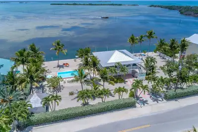 Image de Beautiful Oceanfront Home on Ramrod Key, Dock & Poolside Tiki Bar-Call for Rates