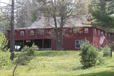 Image de Bear Creek Lodge - Historic Riverfront Lodge sur 120 acres de terrain boisé!