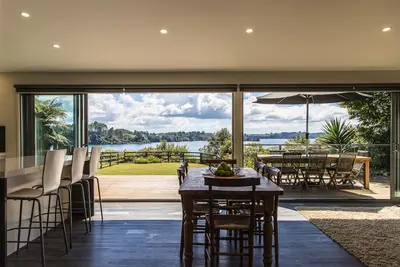 Image de Vues panoramiques, maison moderne, jetée / plage privée