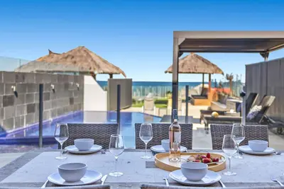 Image de Absolute Beachfront Home avec piscine et spa, idéal pour les familles