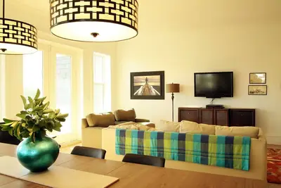 Image de Fresh, Funky, Loft-like Beach House, à quelques pas de la plage