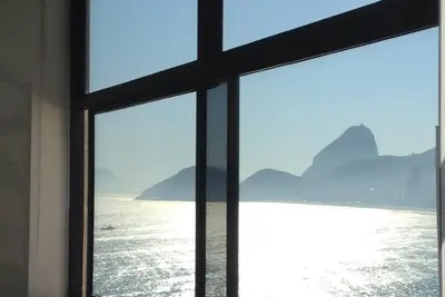 Image de Luxueux / moderne à part. Bord de l’eau entièrement rénové situé au poste 6 de Copacabana