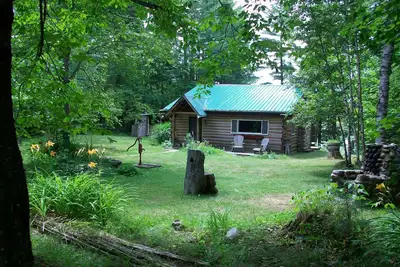 Image de Adirondack Lakeside Log Cabin avec vue sur la montagne