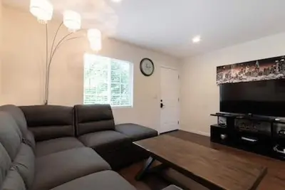 Image de Maison d'hôtes avec sa propre entrée. A DirecTV- Hs WiFi et près de Disneyland