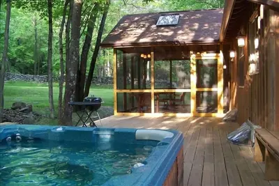 Image de Au calme, Chalet rénové avec bain à remous - 5 Miles à Woodstock