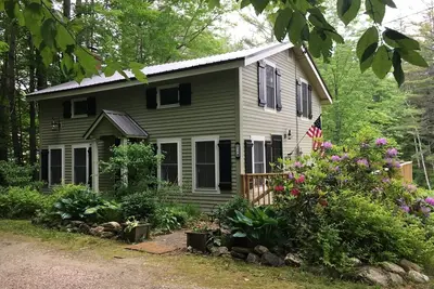 Image de Comme présenté dans le New York Times: charmante maison sur le lac de sauvetage, minutes de Okemo.